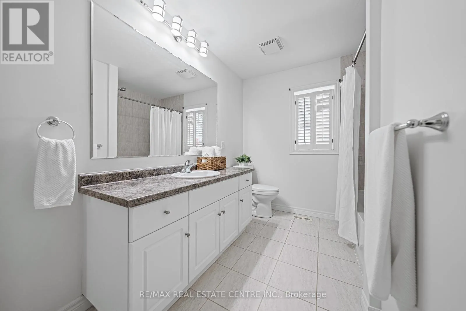 917 FUNG PLACE