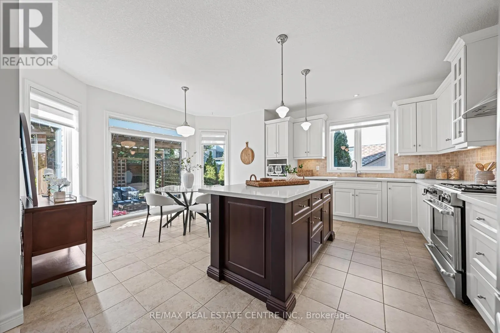 917 FUNG PLACE
