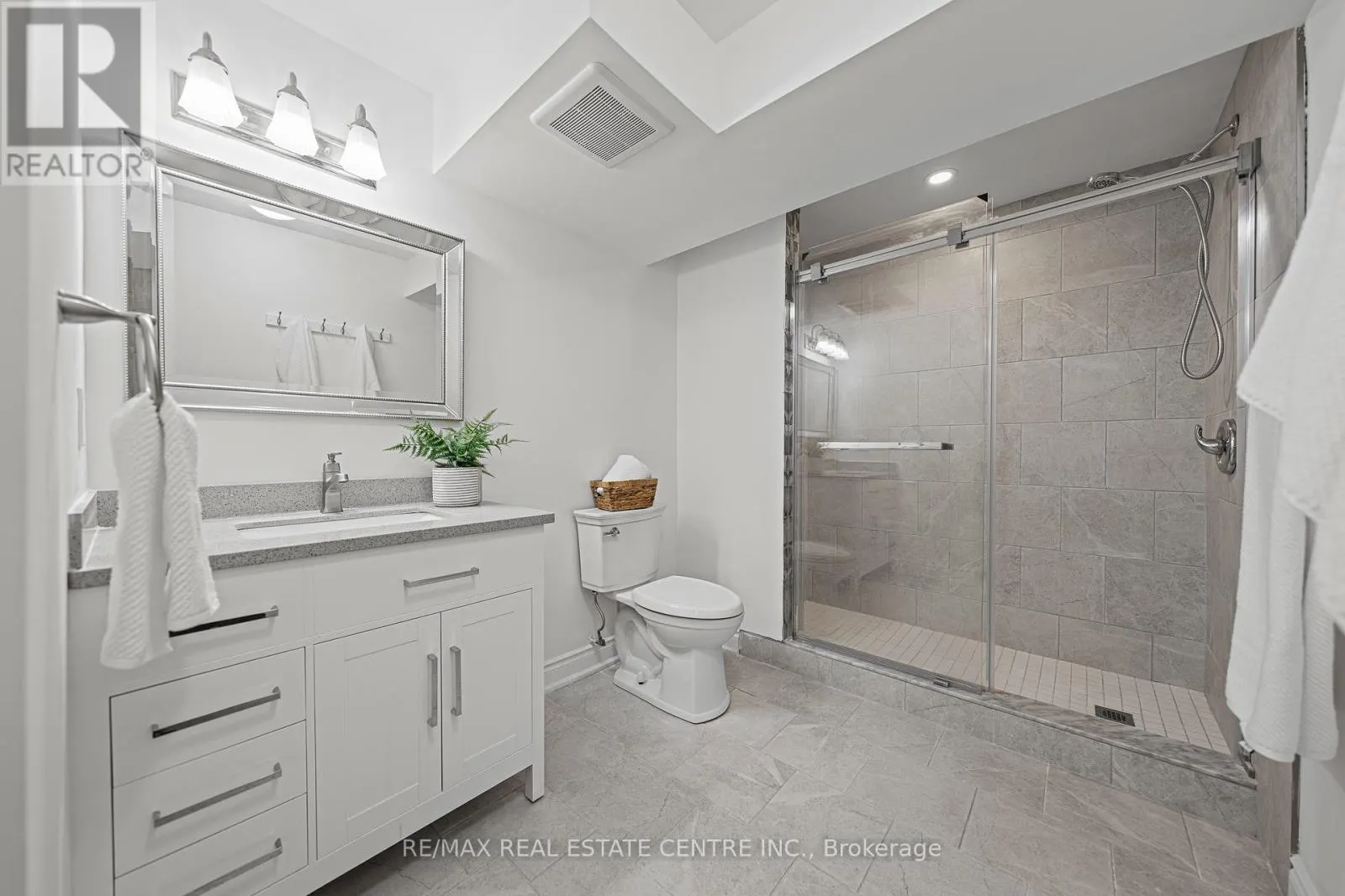 917 FUNG PLACE
