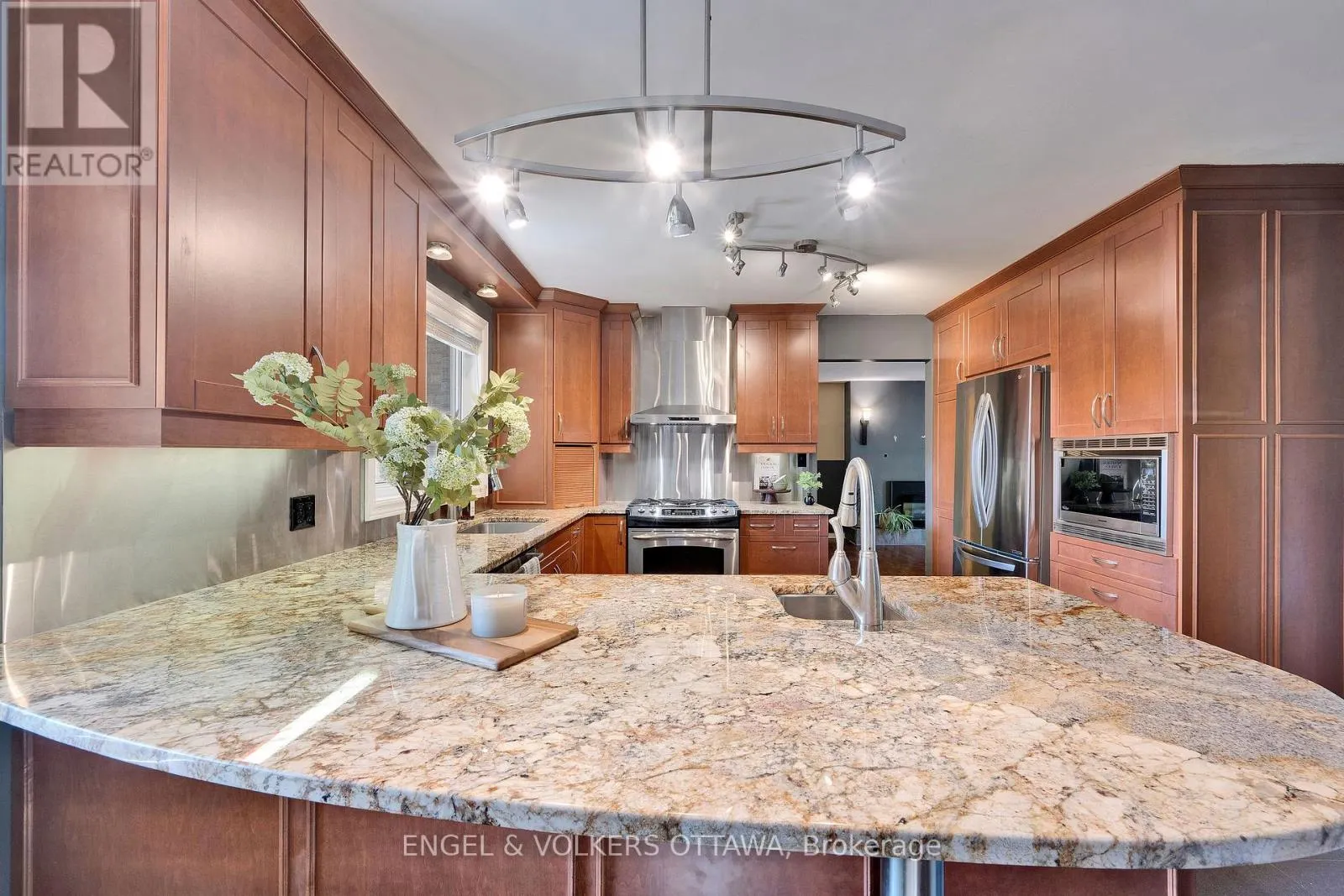 5233 MCLEAN CRESCENT