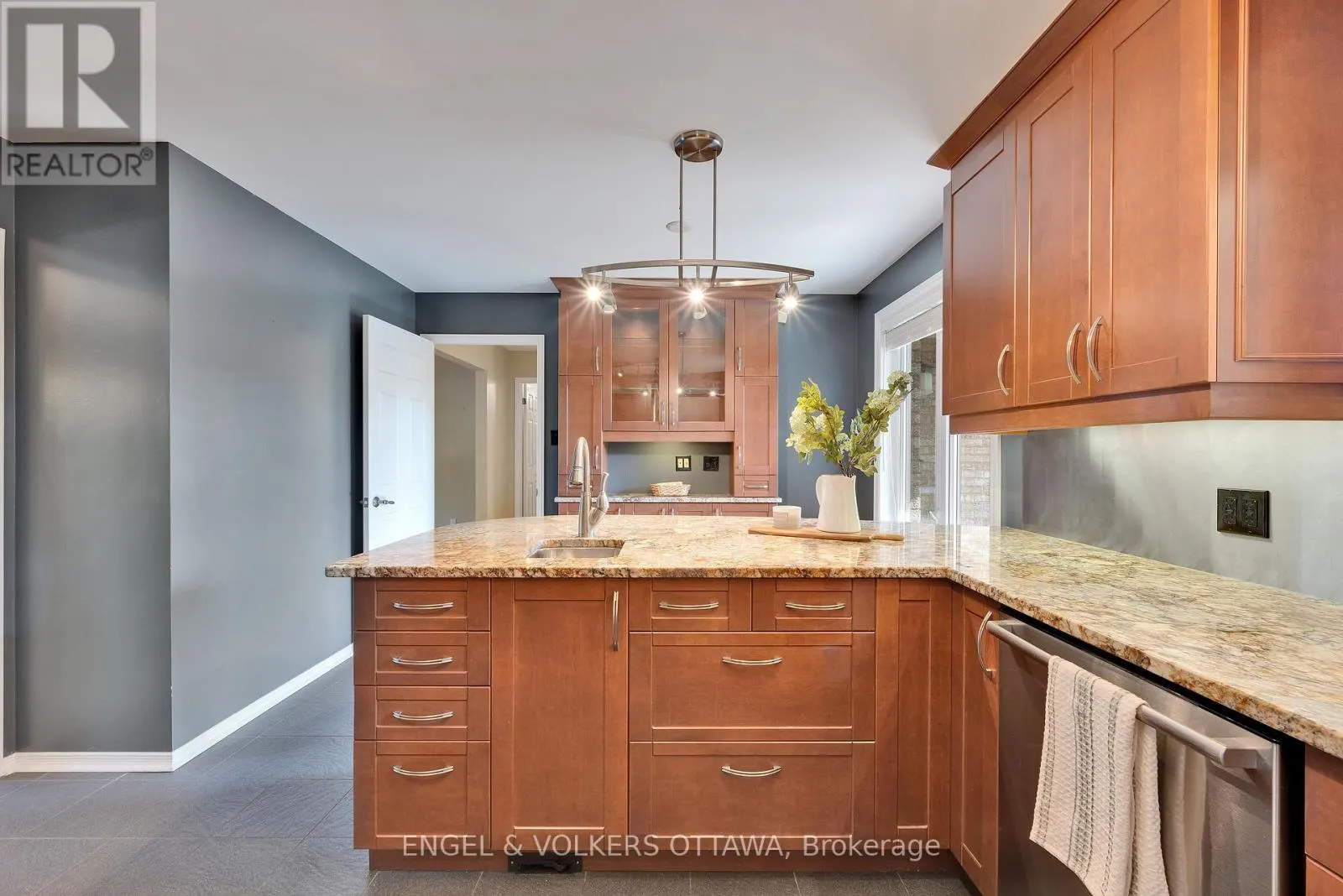 5233 MCLEAN CRESCENT