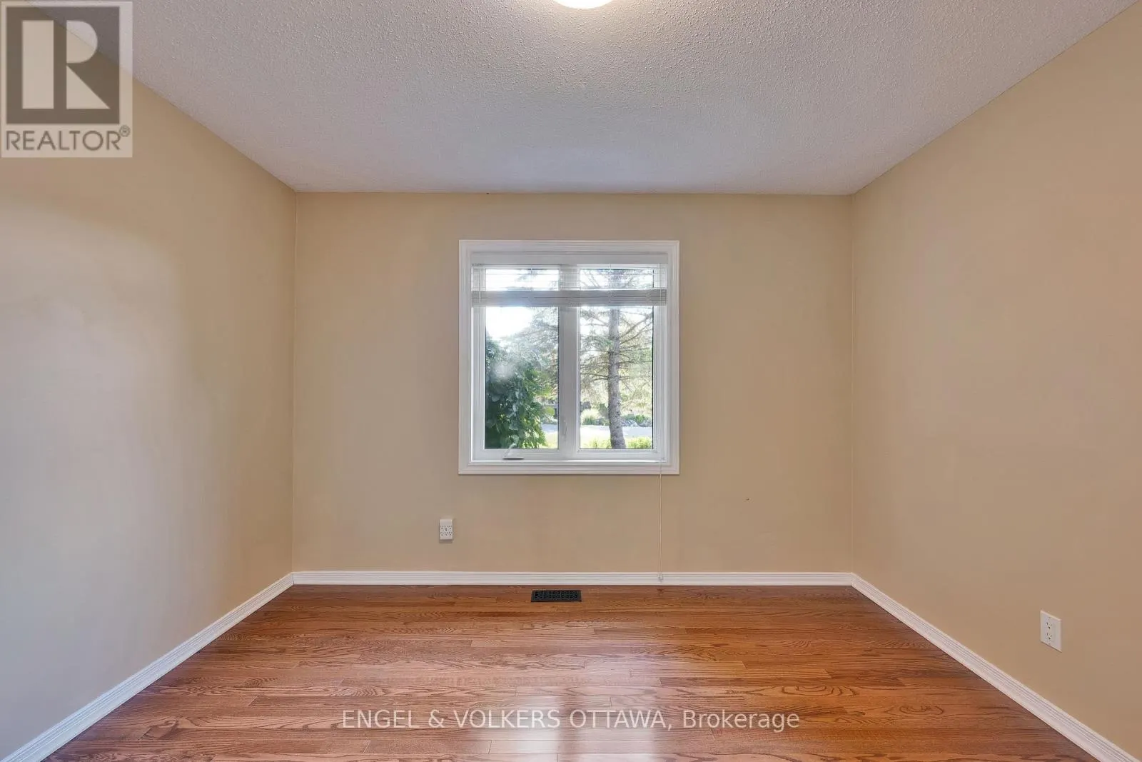 5233 MCLEAN CRESCENT