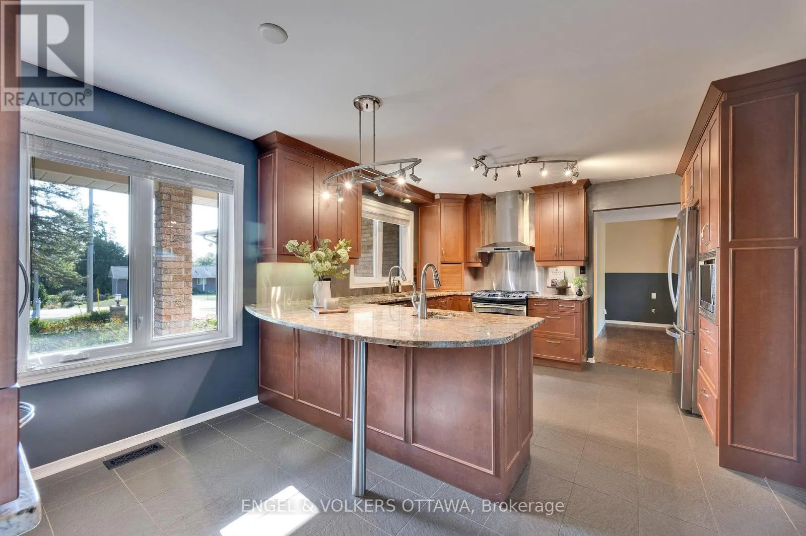 5233 MCLEAN CRESCENT