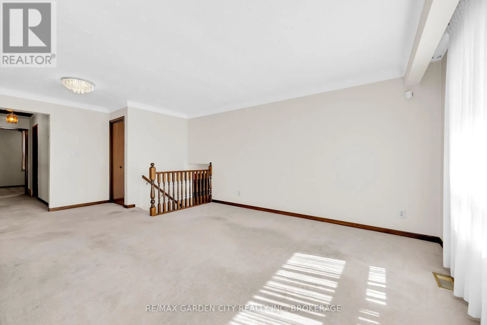 10 MACOOMB DRIVE