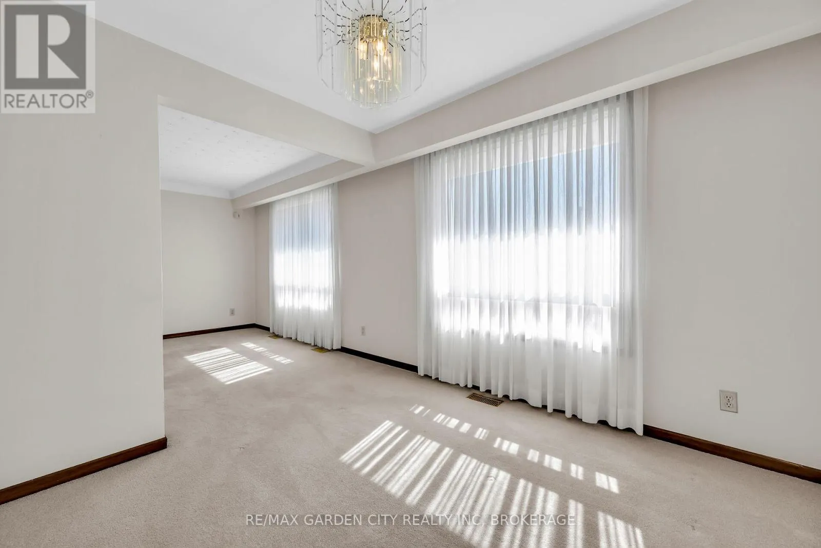 10 MACOOMB DRIVE