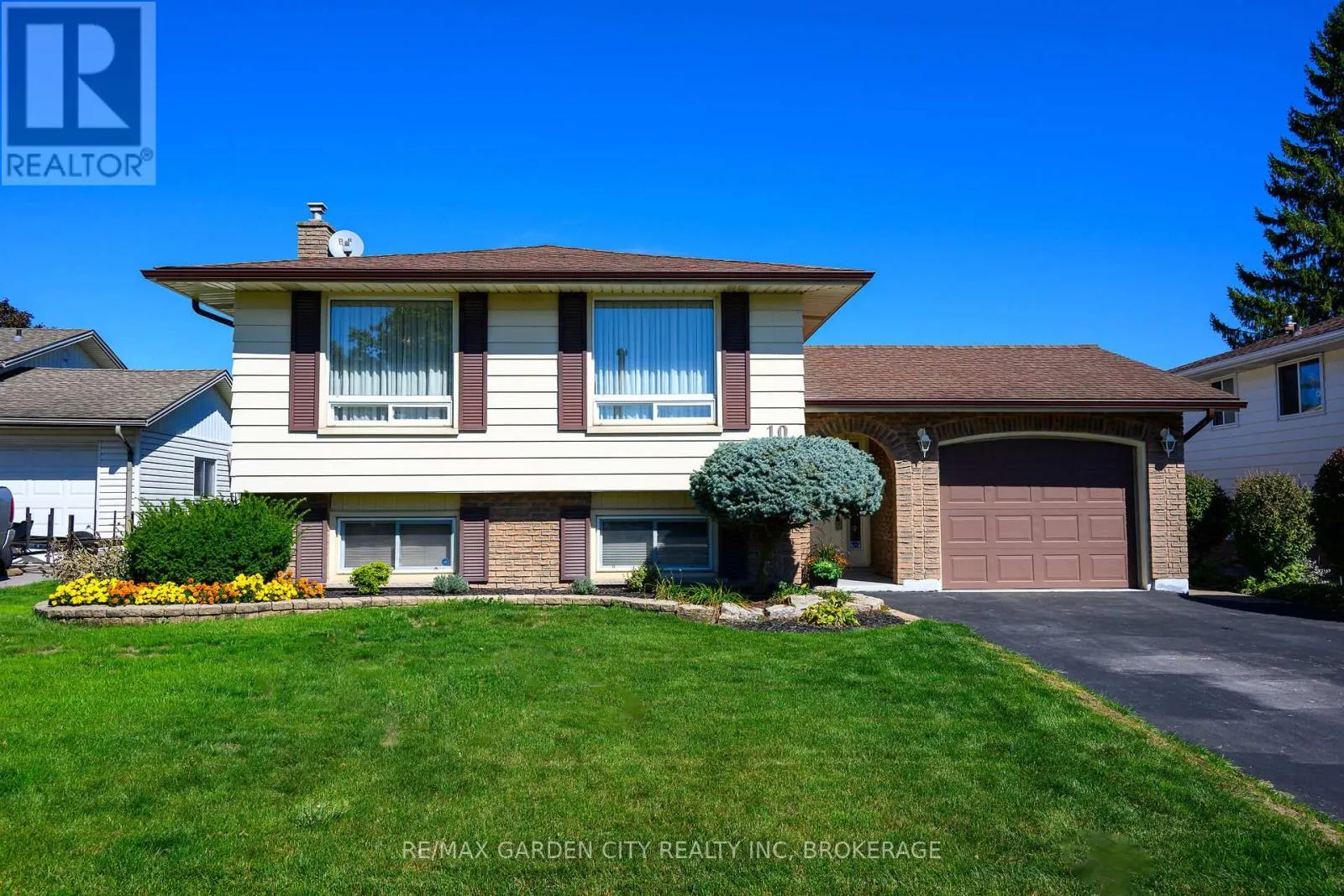 10 MACOOMB DRIVE