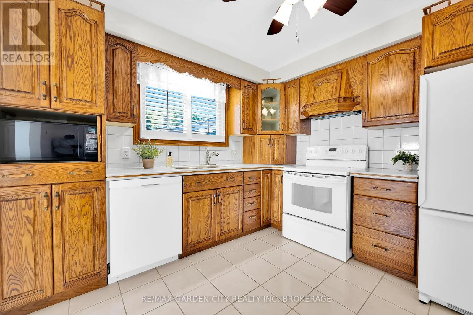 10 MACOOMB DRIVE
