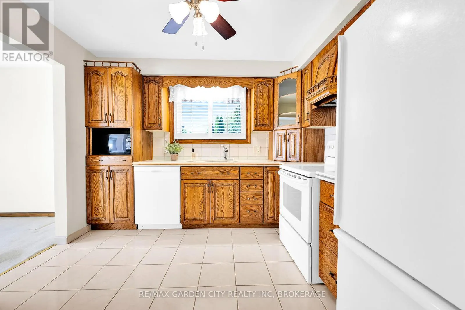 10 MACOOMB DRIVE