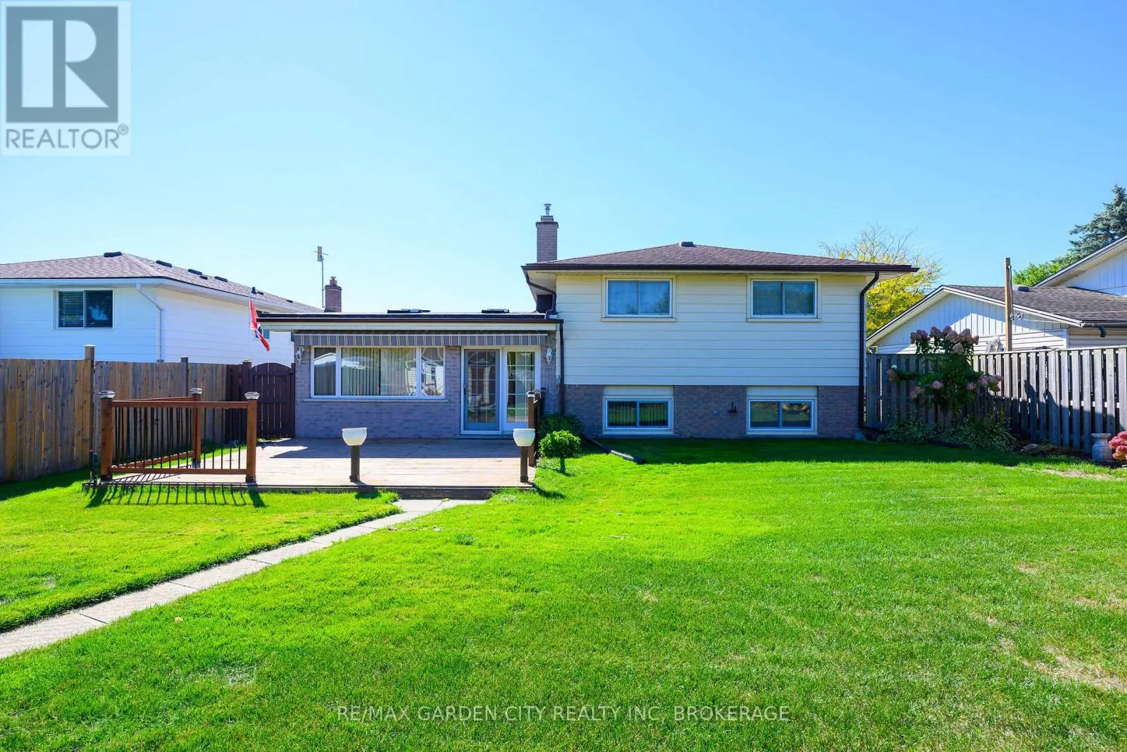10 MACOOMB DRIVE