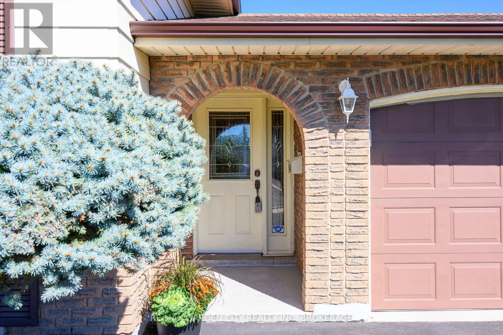 10 MACOOMB DRIVE