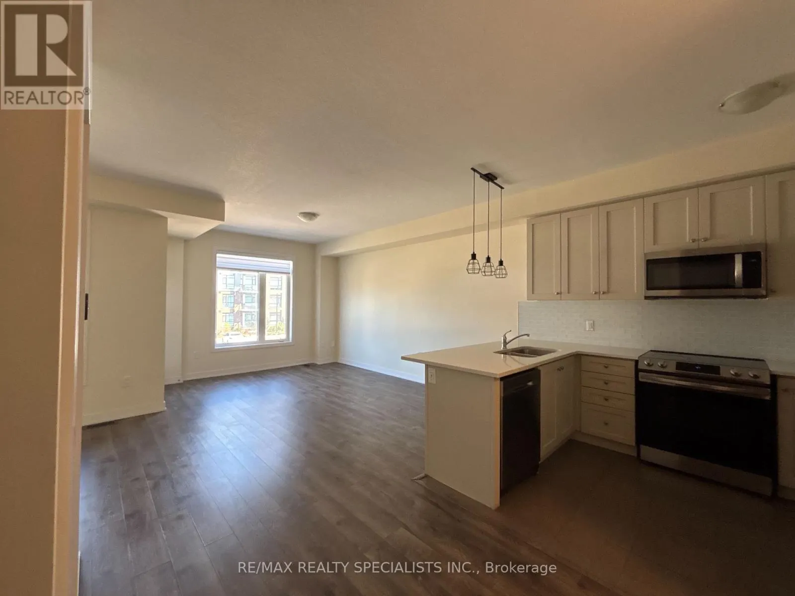 135 - 590 NORTH SERVICE ROAD