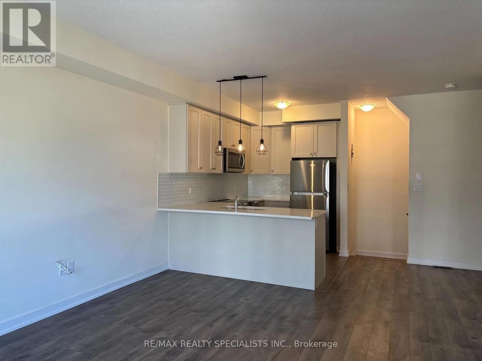 135 - 590 NORTH SERVICE ROAD
