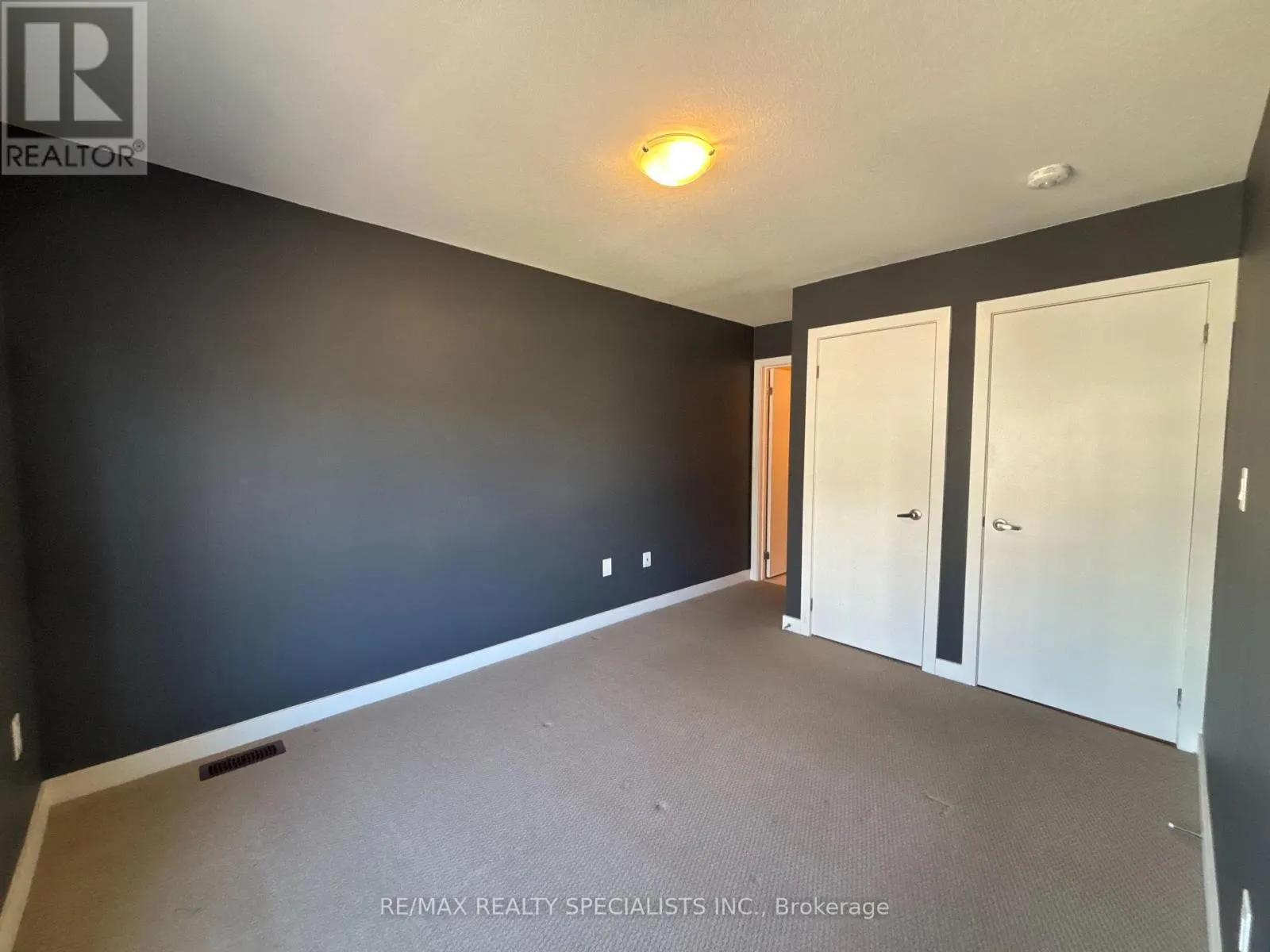 135 - 590 NORTH SERVICE ROAD
