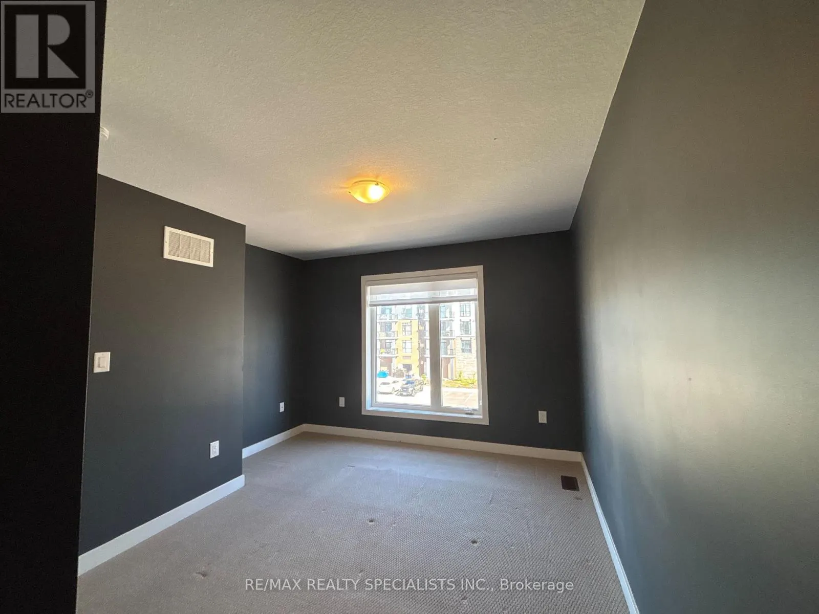 135 - 590 NORTH SERVICE ROAD