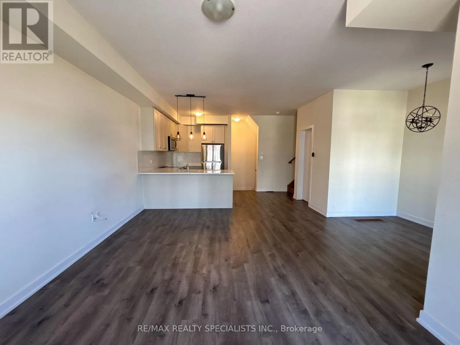 135 - 590 NORTH SERVICE ROAD