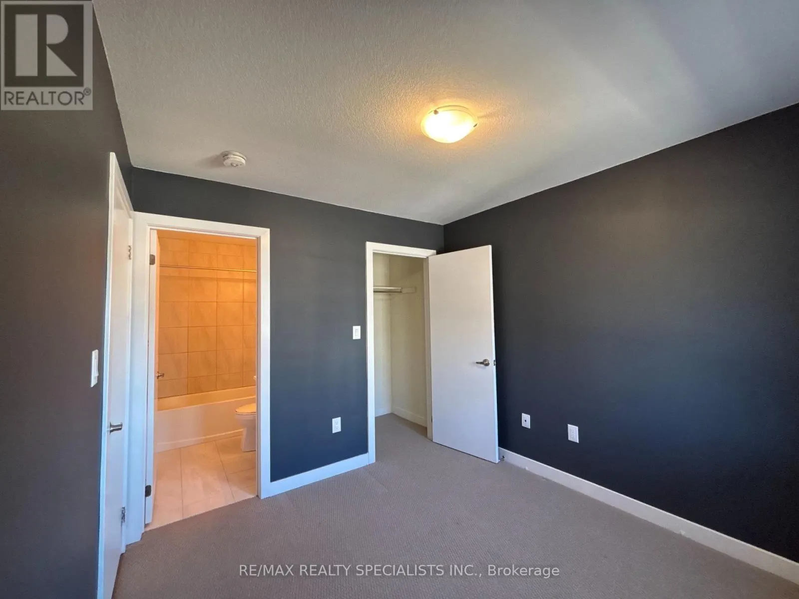 135 - 590 NORTH SERVICE ROAD