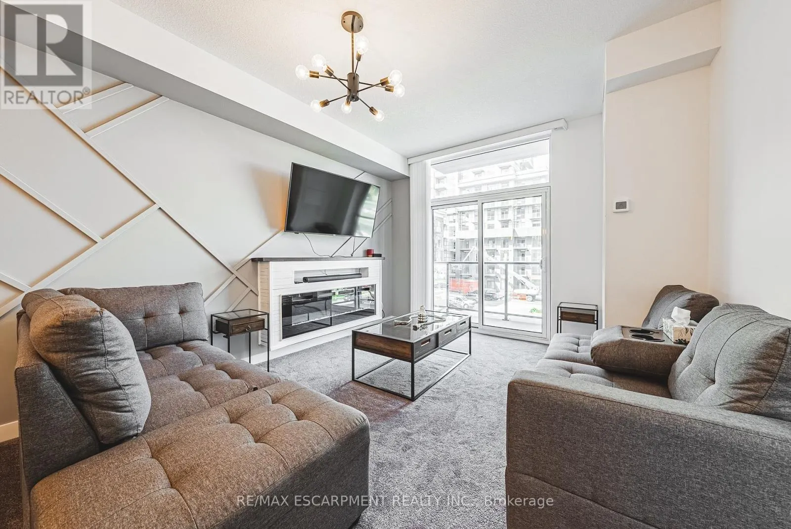 327 - 460 DUNDAS STREET E