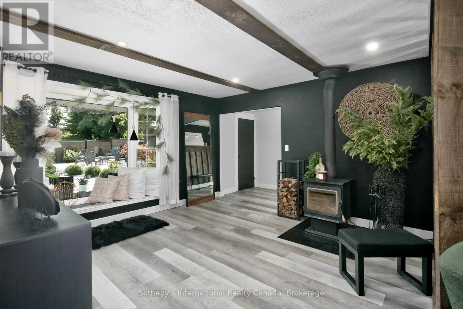 137840 GREY 12 ROAD
