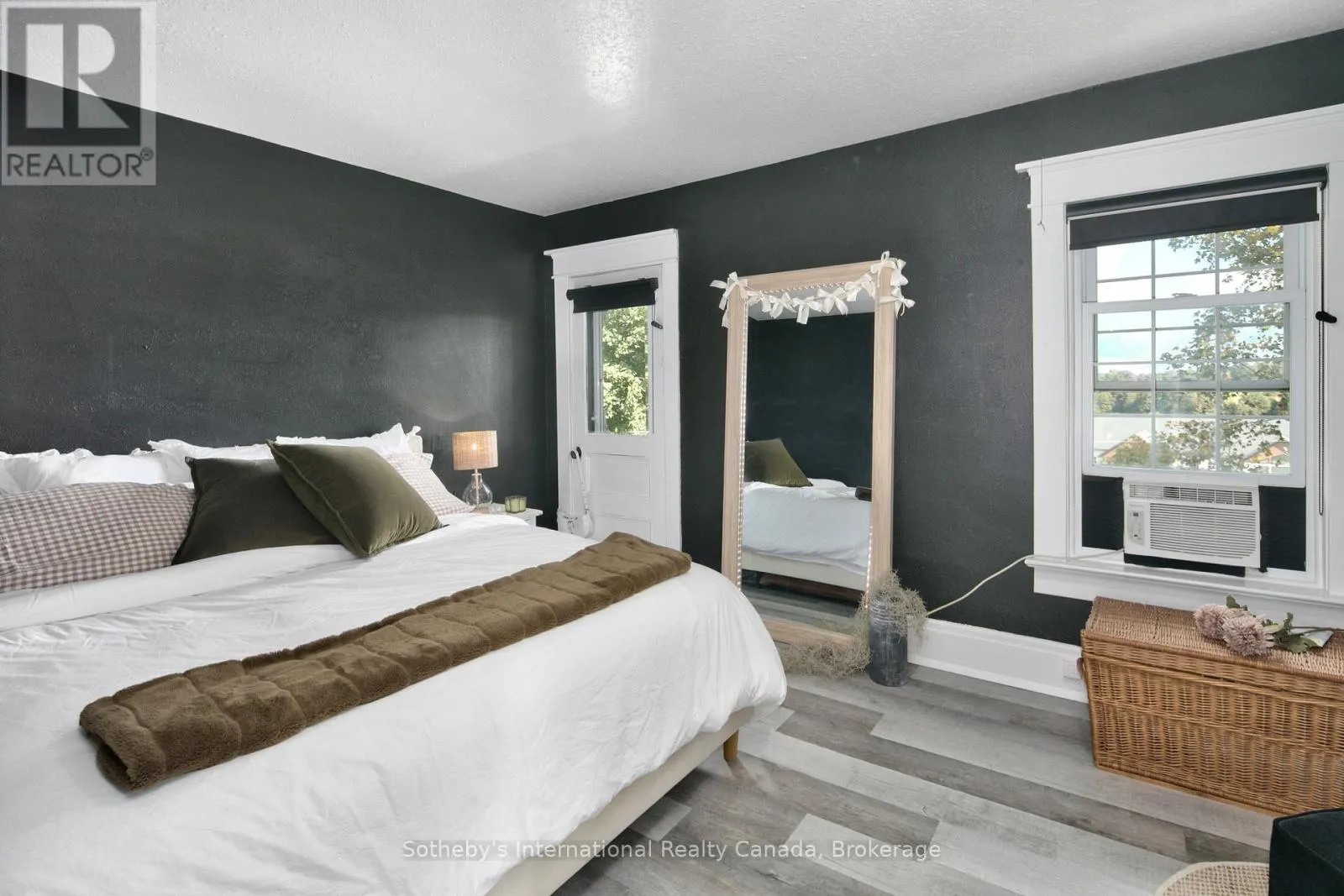 137840 GREY 12 ROAD