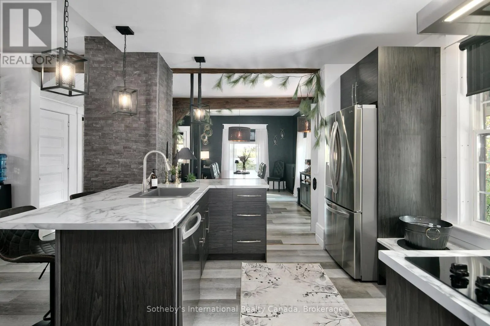 137840 GREY 12 ROAD