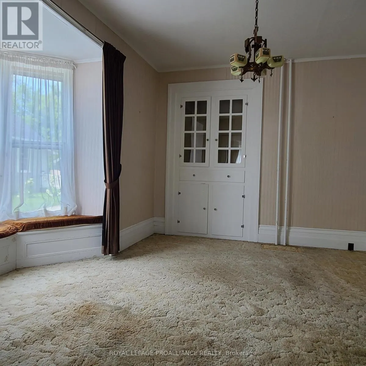634 HENRY STREET W