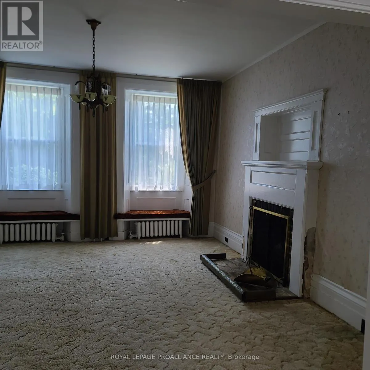634 HENRY STREET W