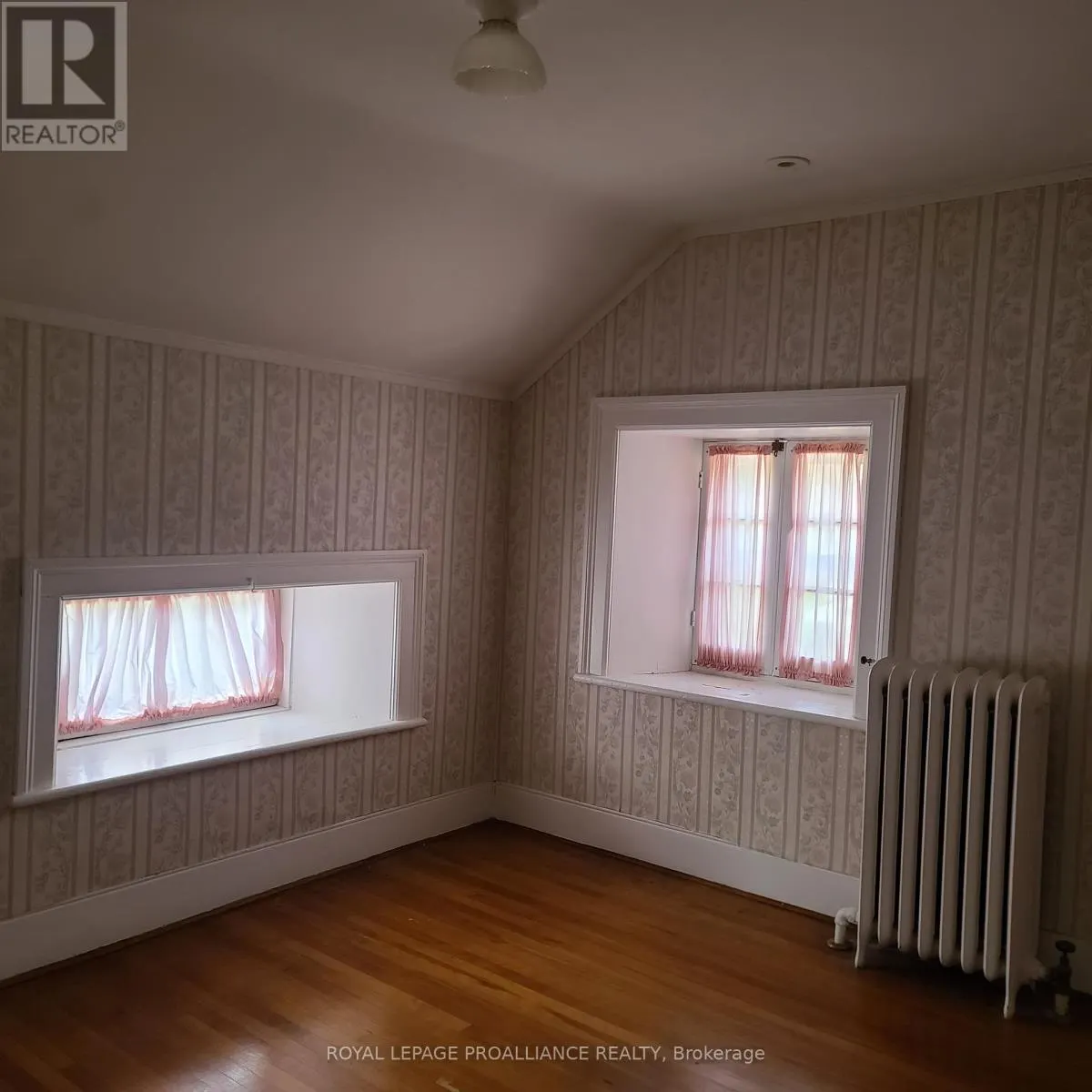 634 HENRY STREET W