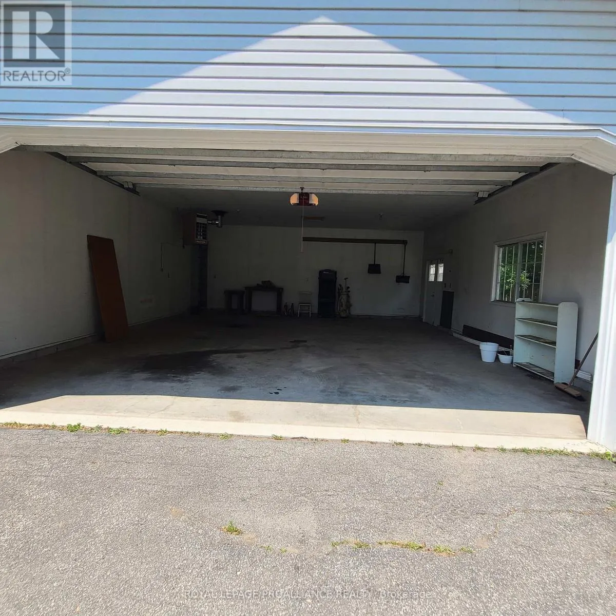 634 HENRY STREET W