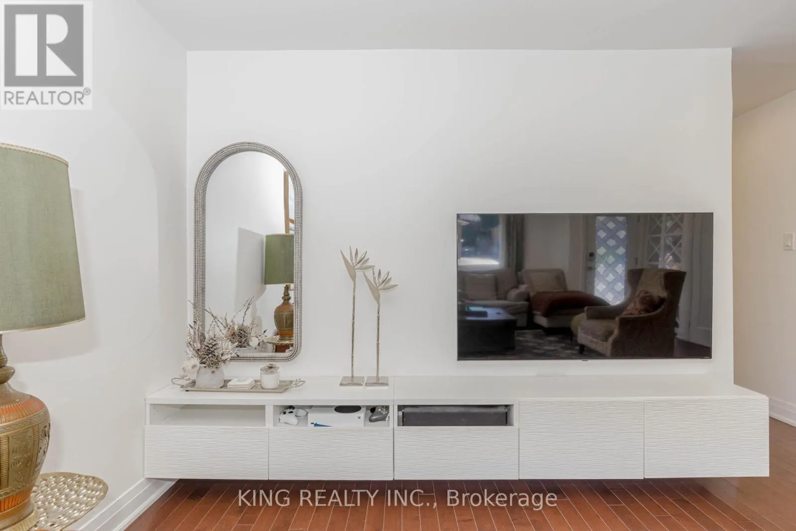 28 AINSLIE AVENUE