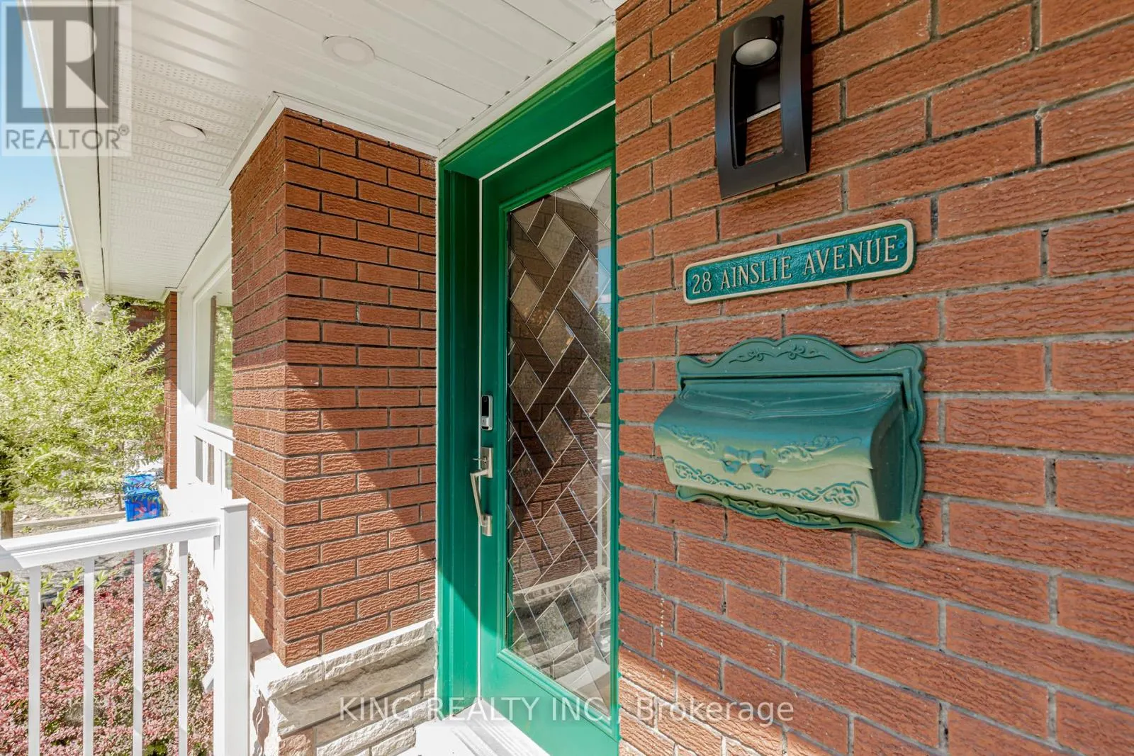 28 AINSLIE AVENUE