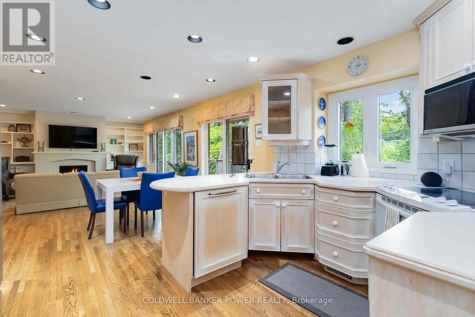 41 HAMPTON CRESCENT