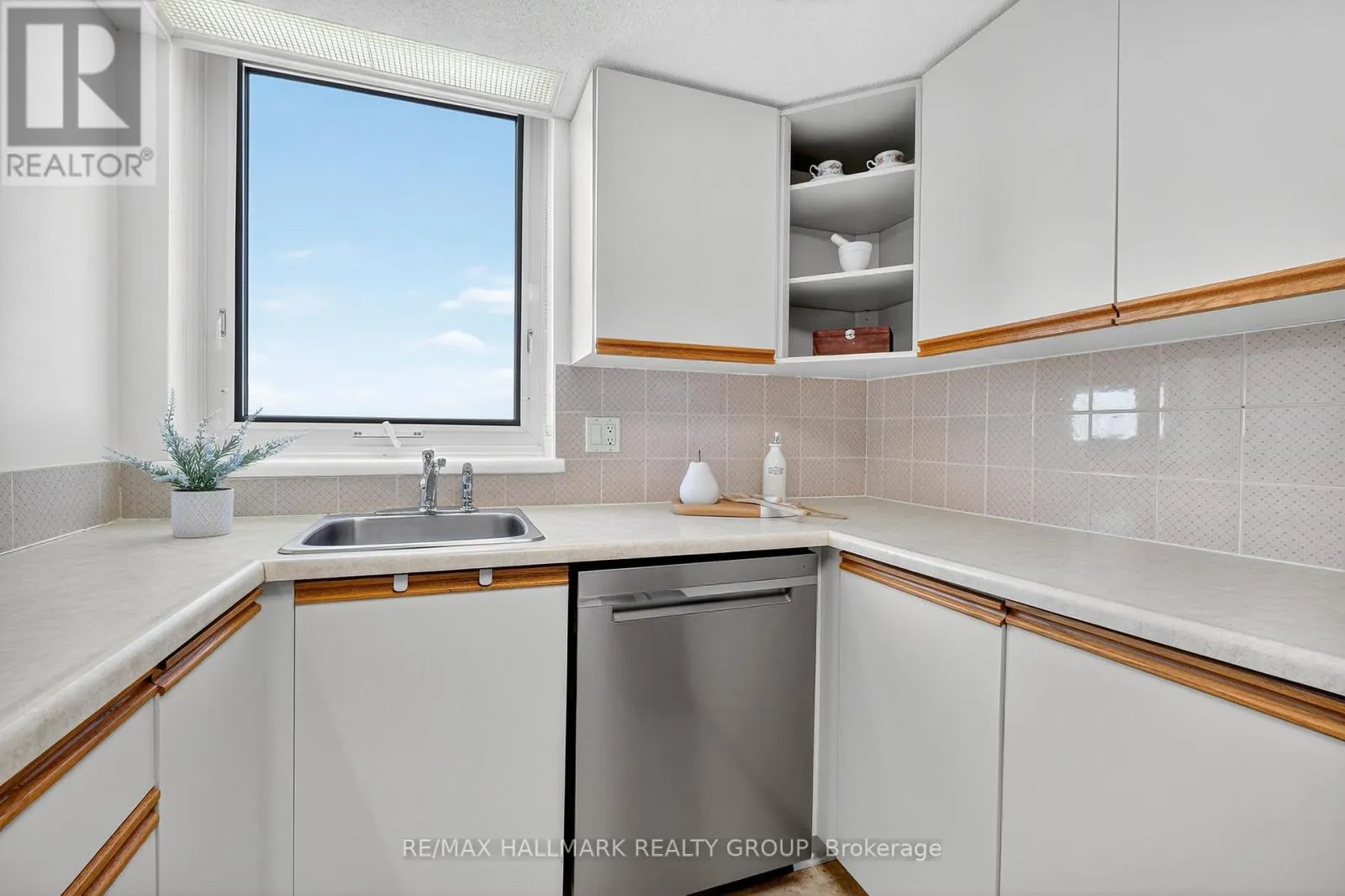1207 - 80 SANDCASTLE DRIVE