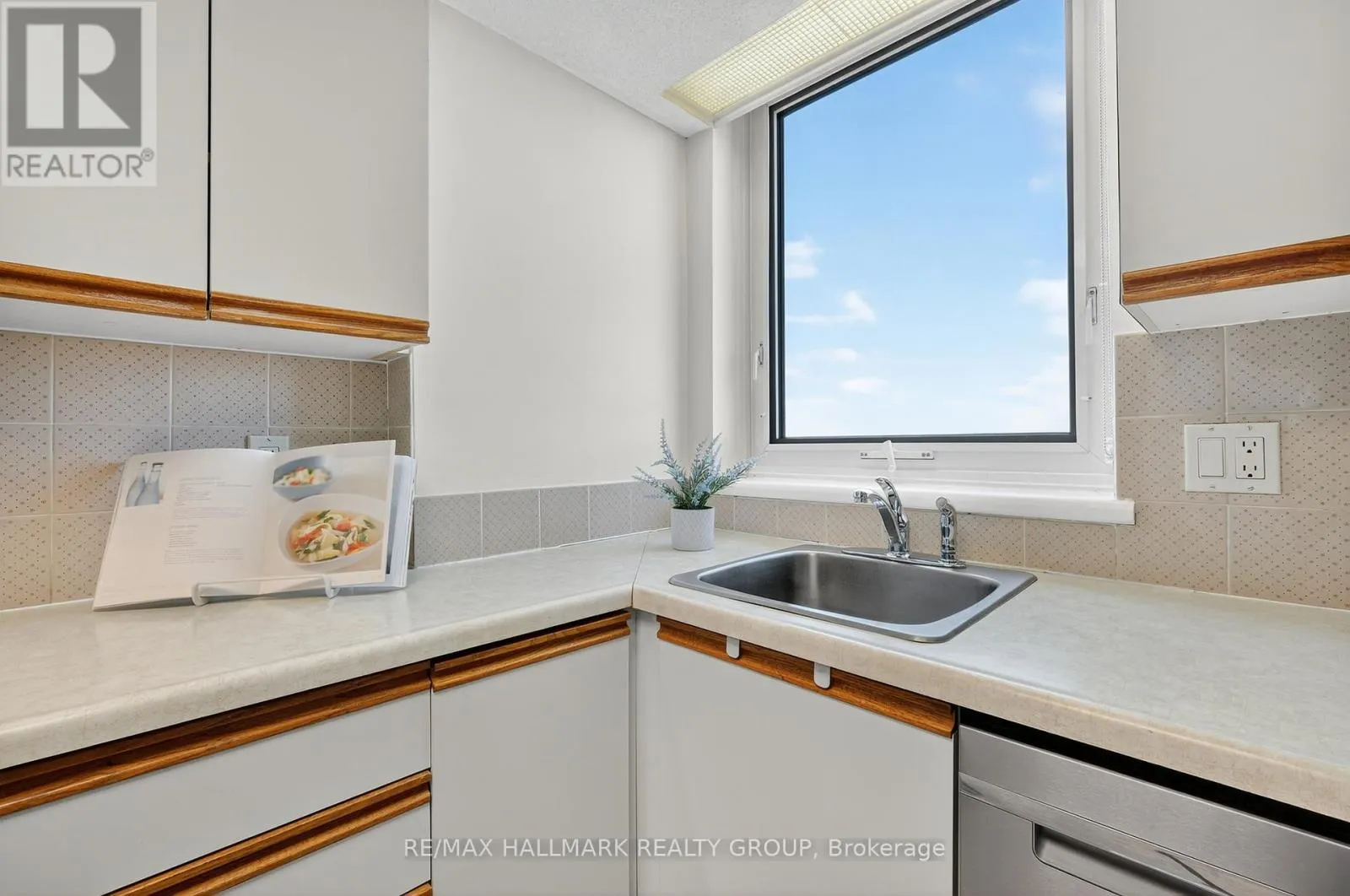 1207 - 80 SANDCASTLE DRIVE