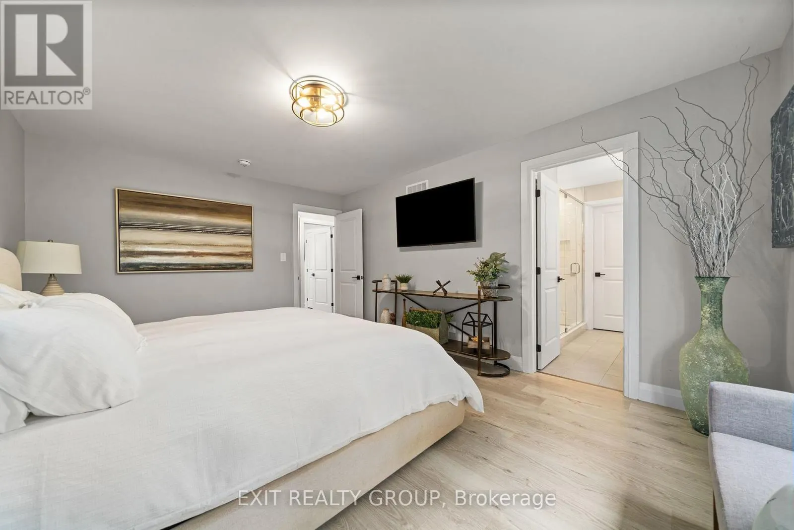 4 MACKENZIE JOHN CRESCENT