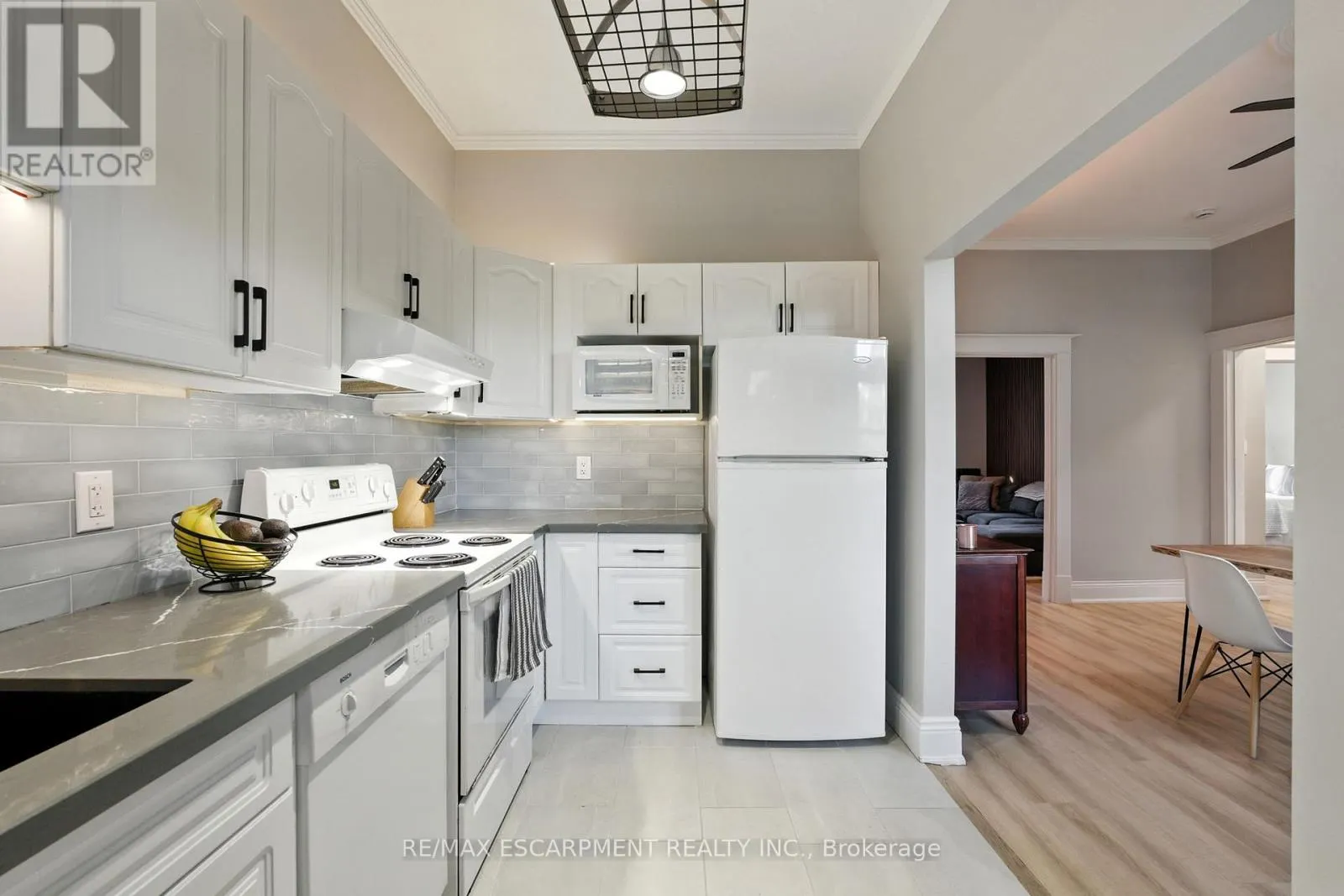 3 - 54 DUFFERIN AVENUE