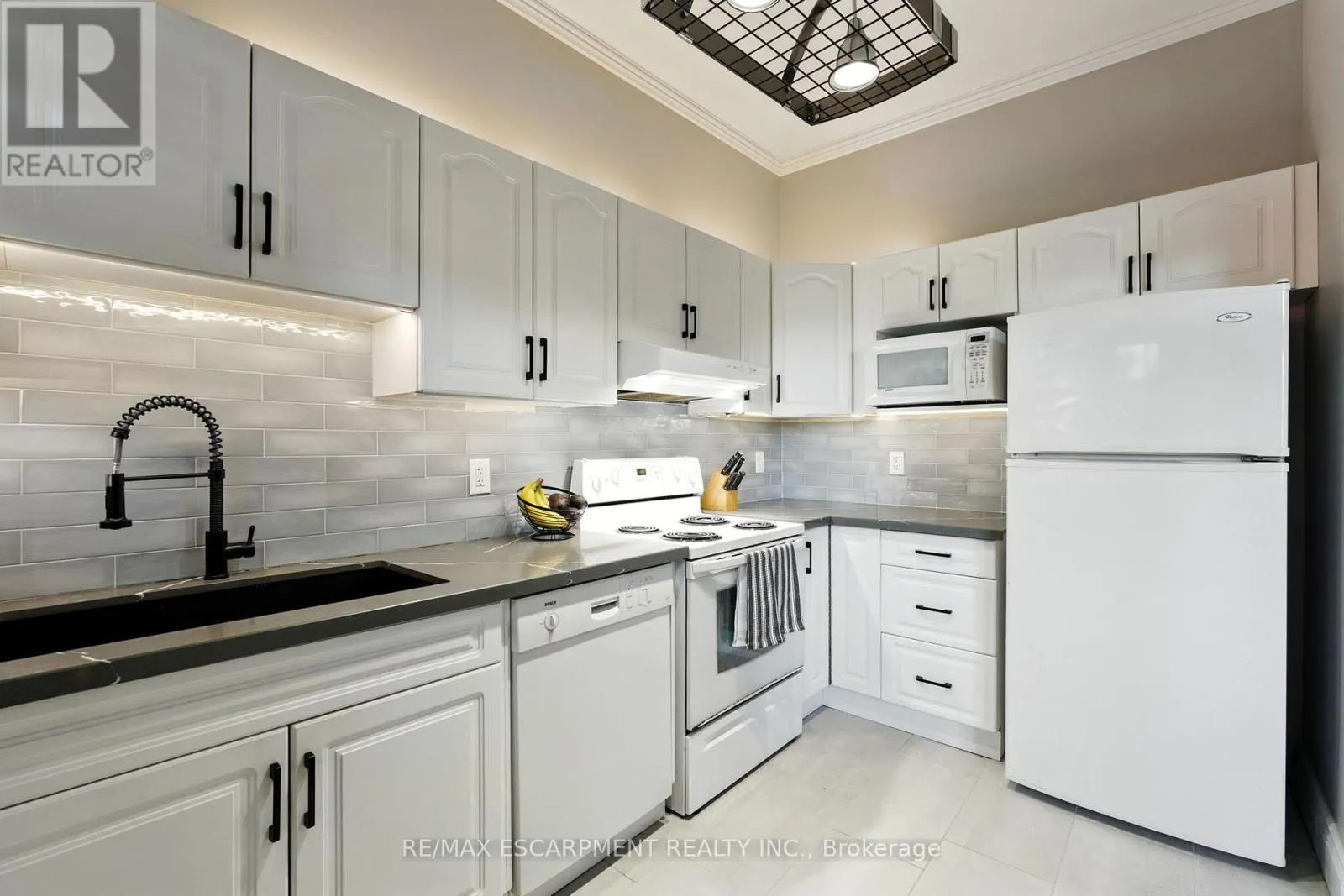 3 - 54 DUFFERIN AVENUE