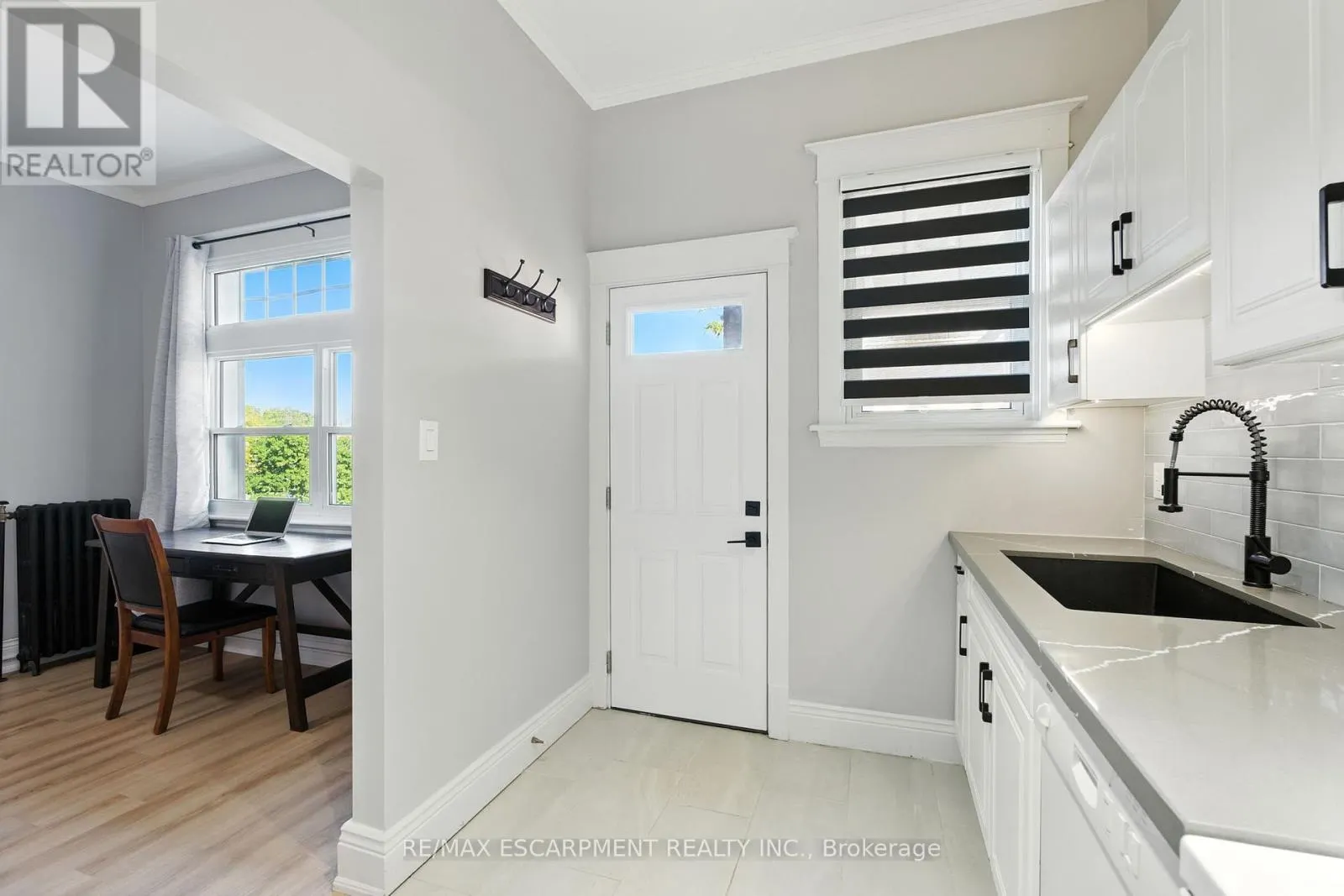 3 - 54 DUFFERIN AVENUE