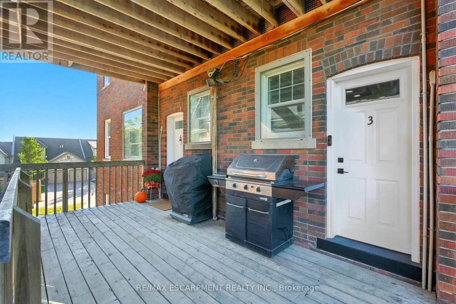 3 - 54 DUFFERIN AVENUE