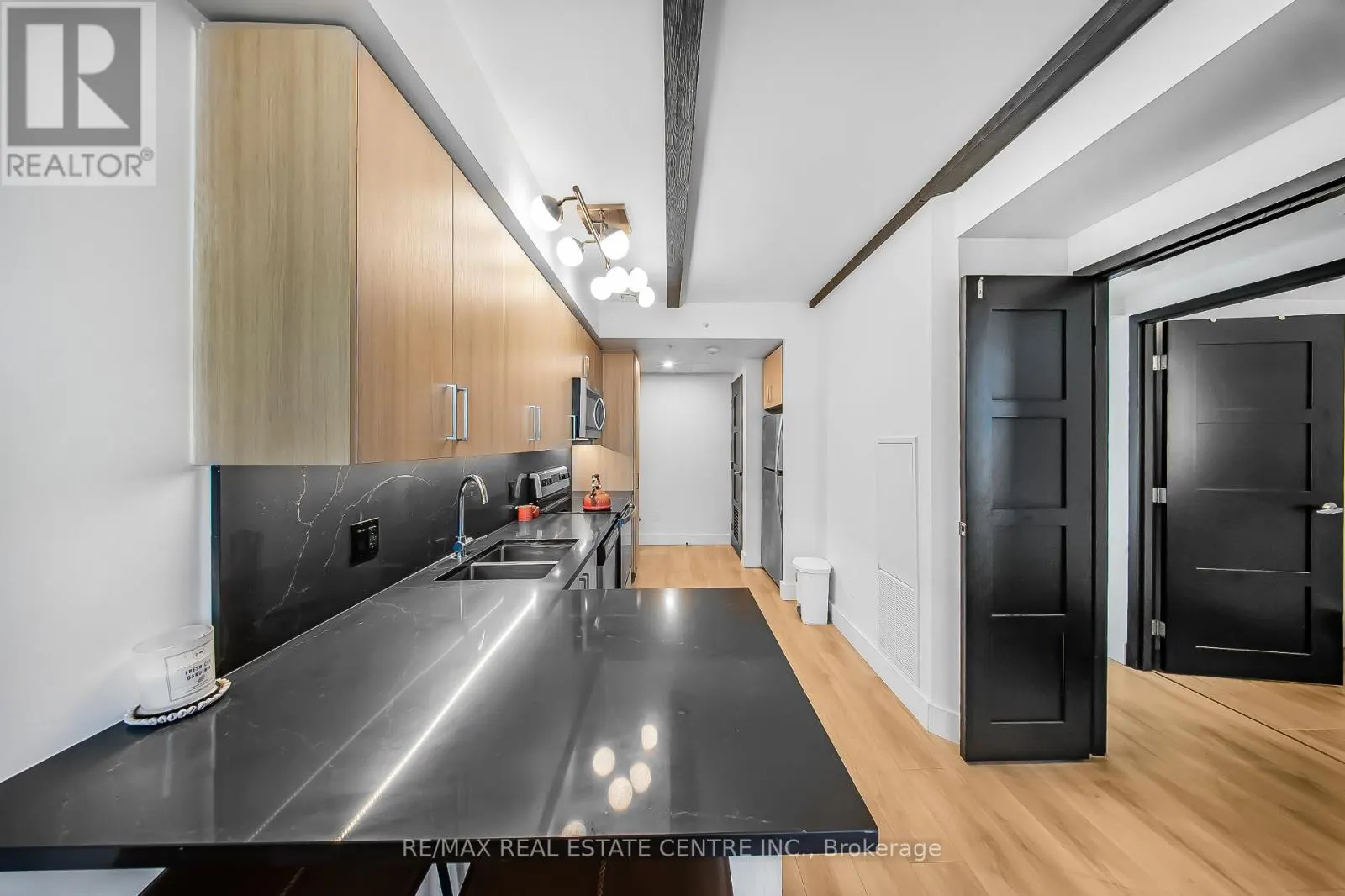 909 - 145 COLUMBIA STREET W