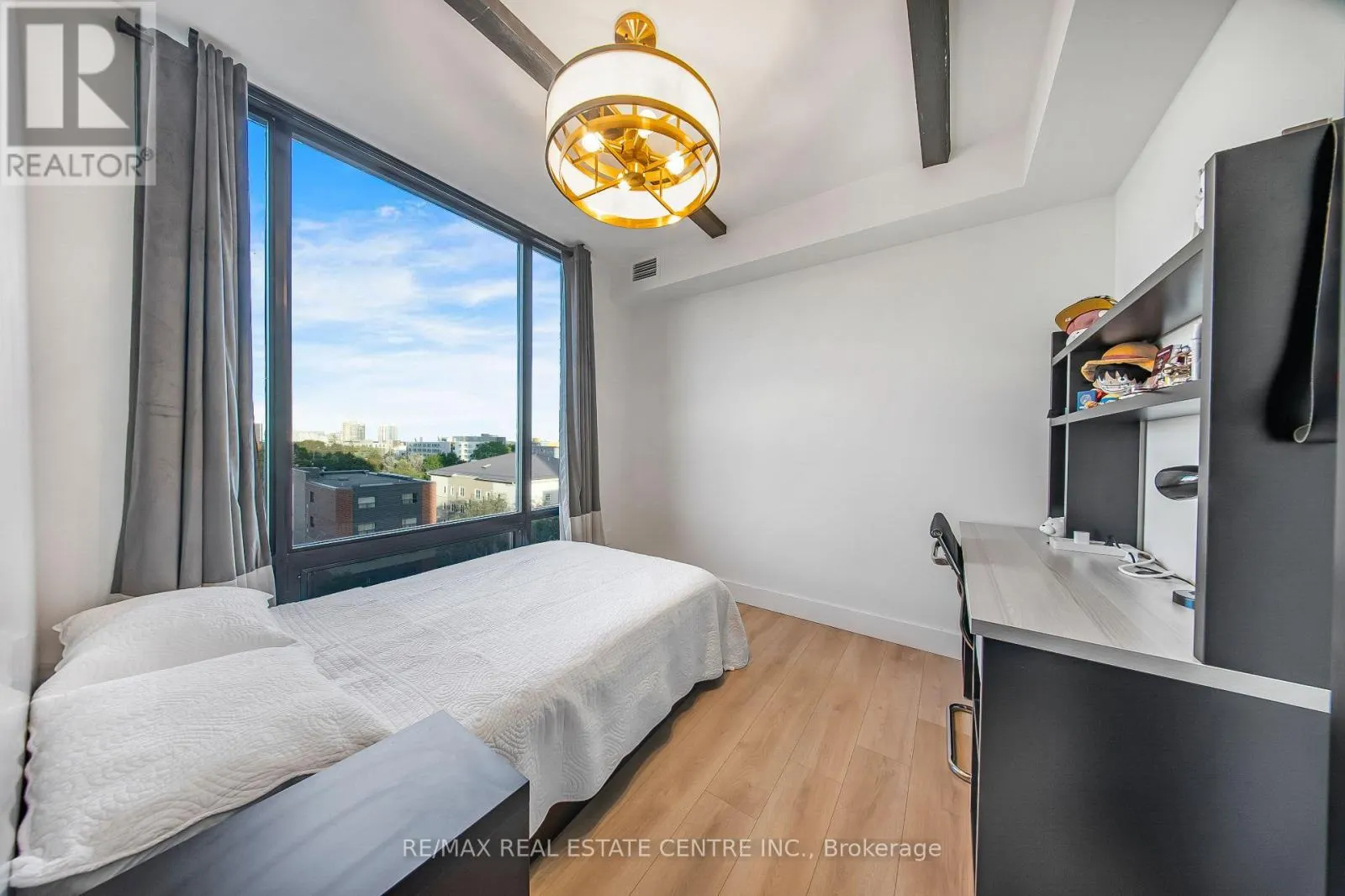 909 - 145 COLUMBIA STREET W