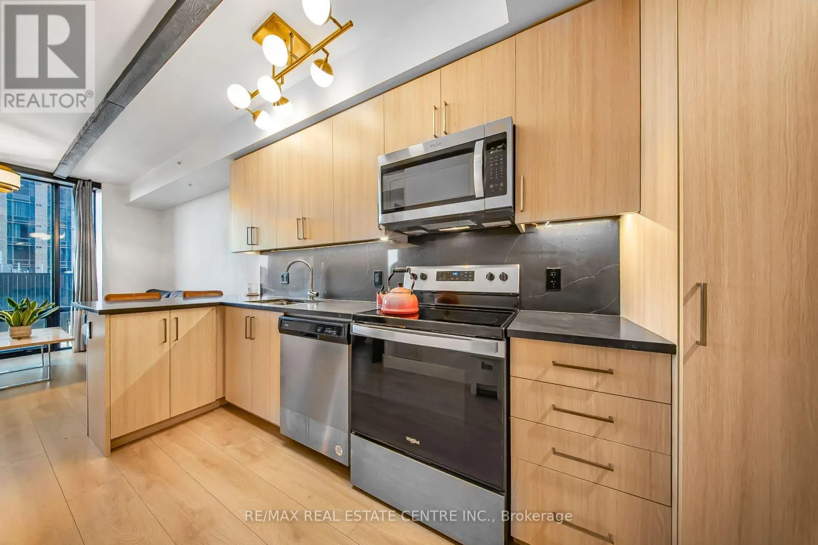 909 - 145 COLUMBIA STREET W