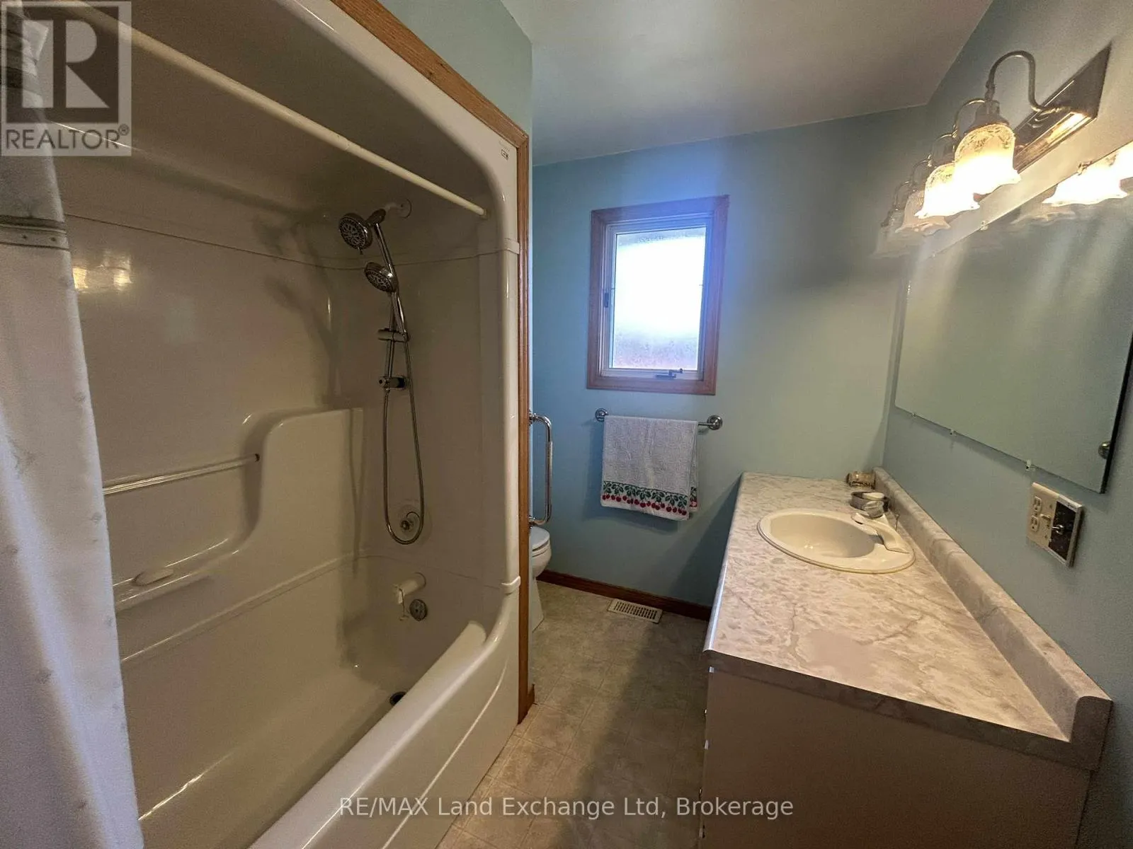 38 HILLCREST STREET W