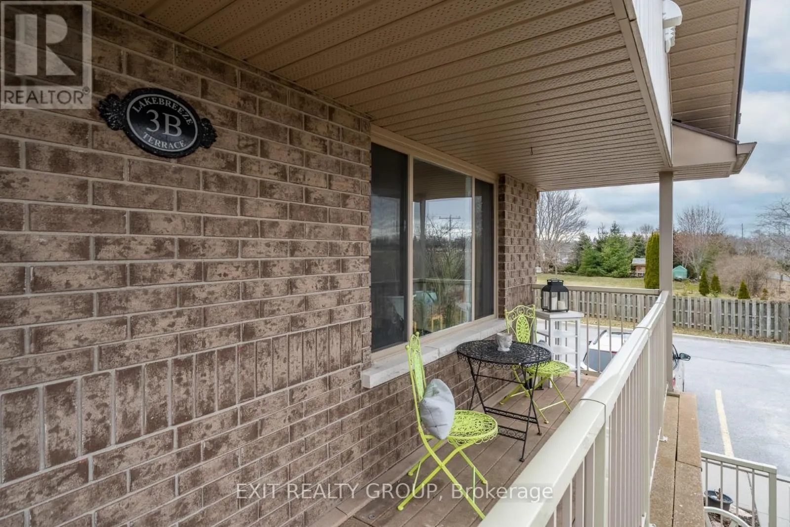 37 LAKEBREEZE COURT