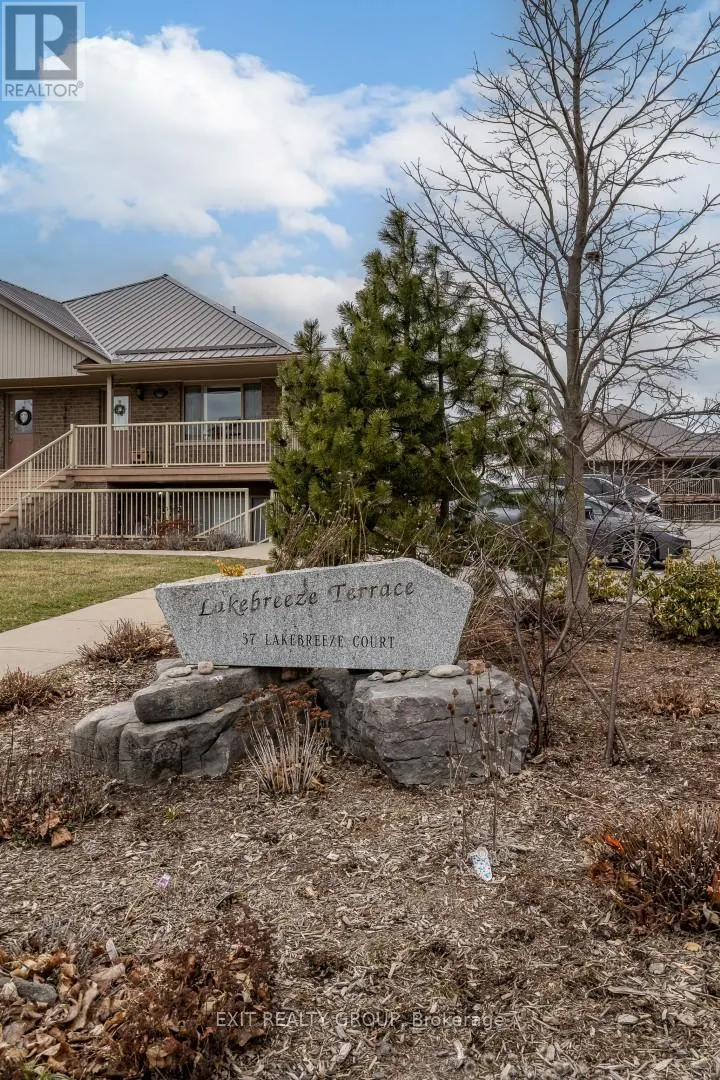 37 LAKEBREEZE COURT