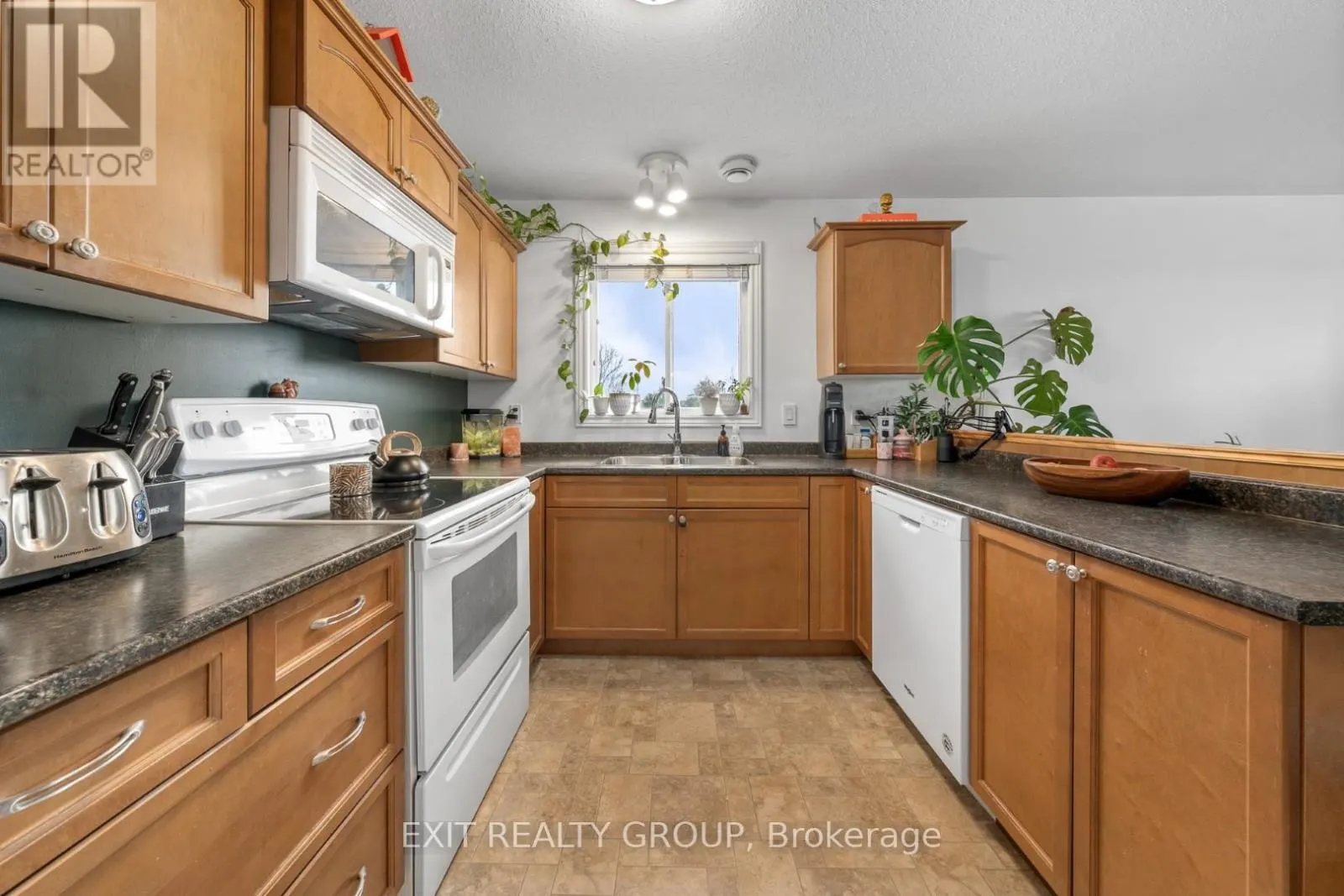 37 LAKEBREEZE COURT
