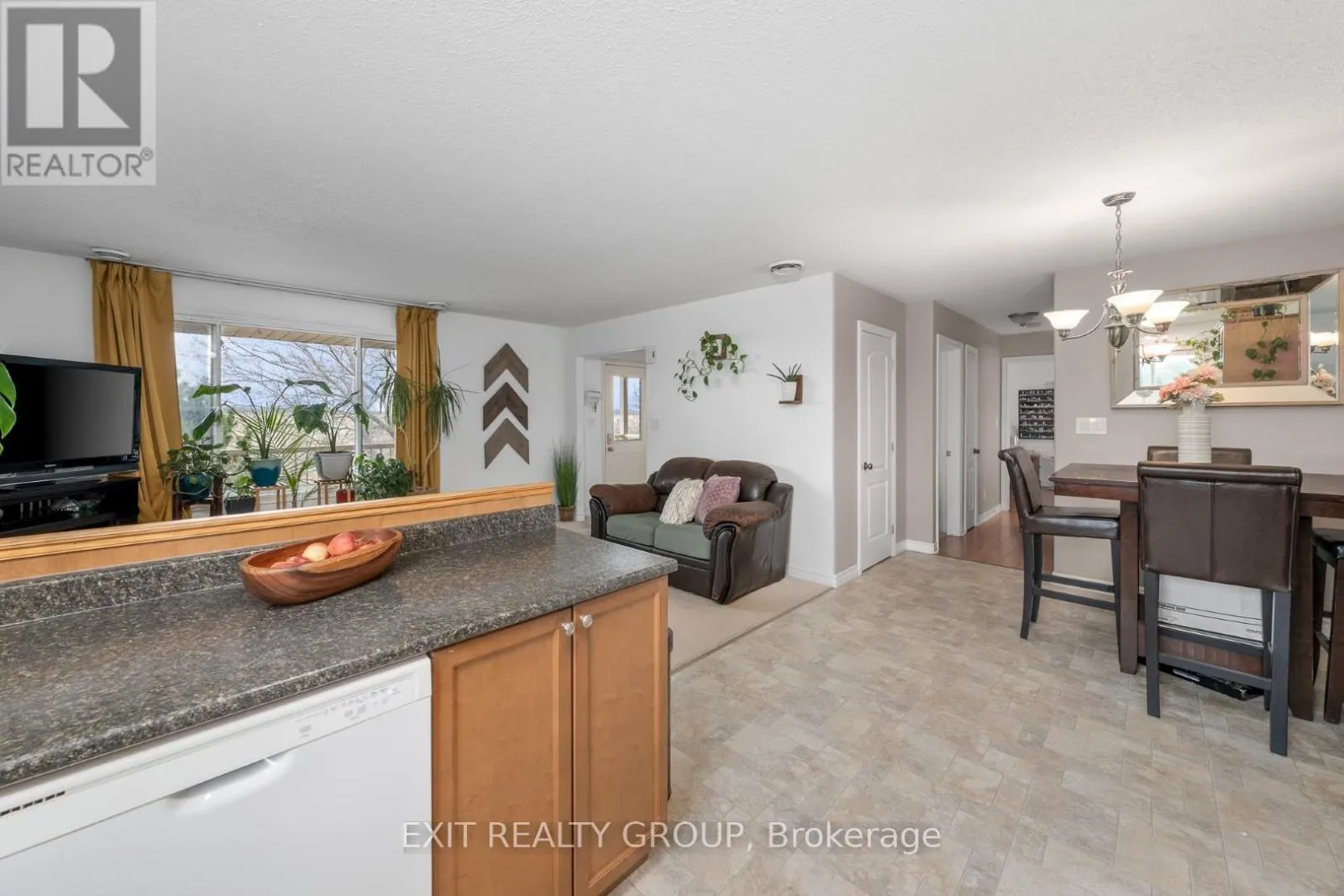 37 LAKEBREEZE COURT
