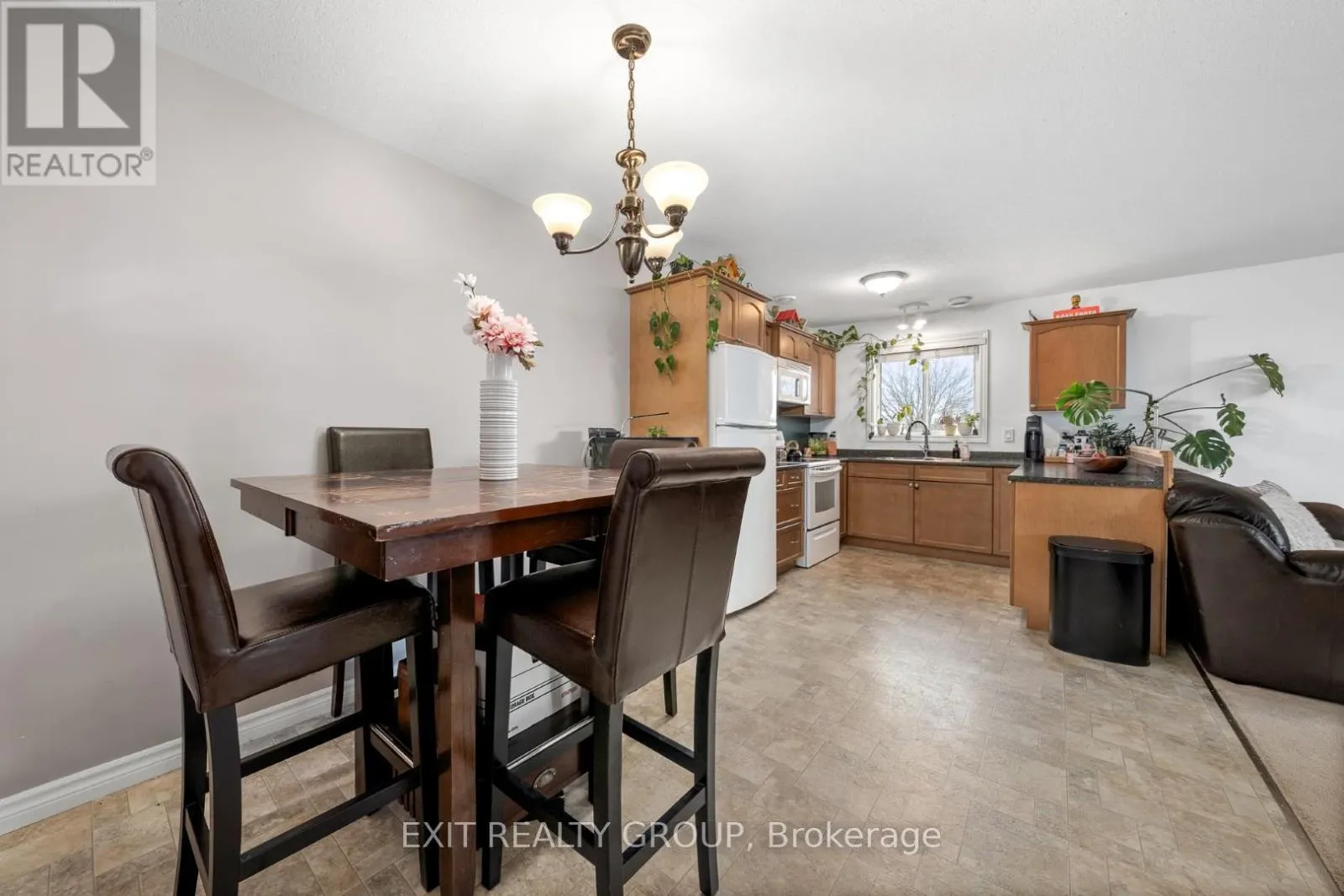 37 LAKEBREEZE COURT