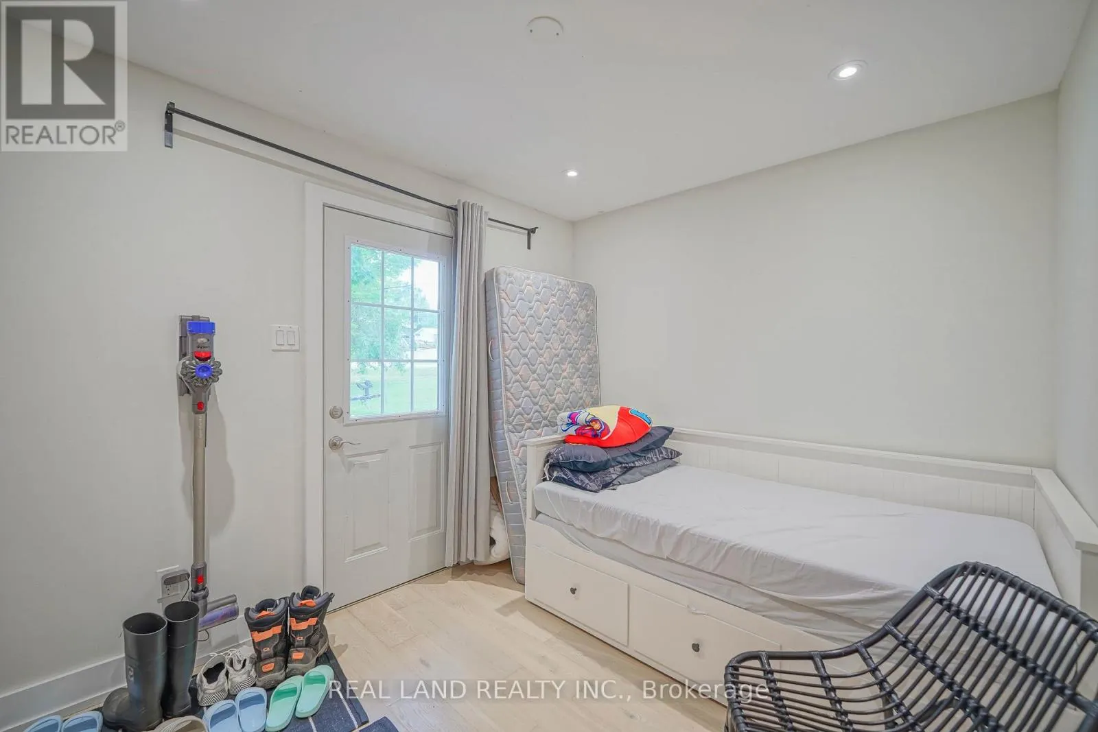 21 MARILYN CRESCENT