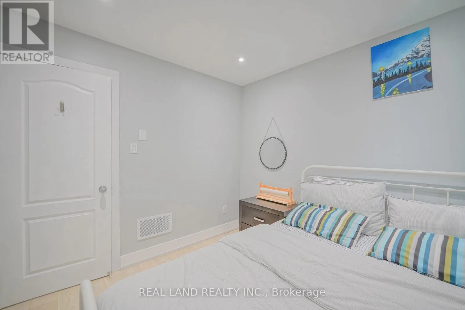 21 MARILYN CRESCENT