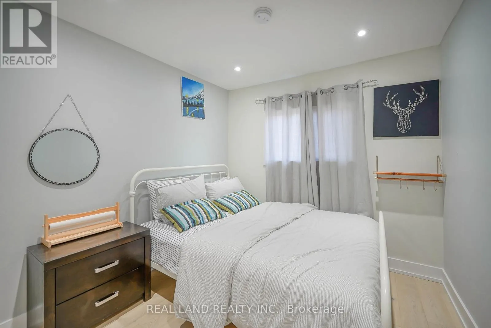 21 MARILYN CRESCENT
